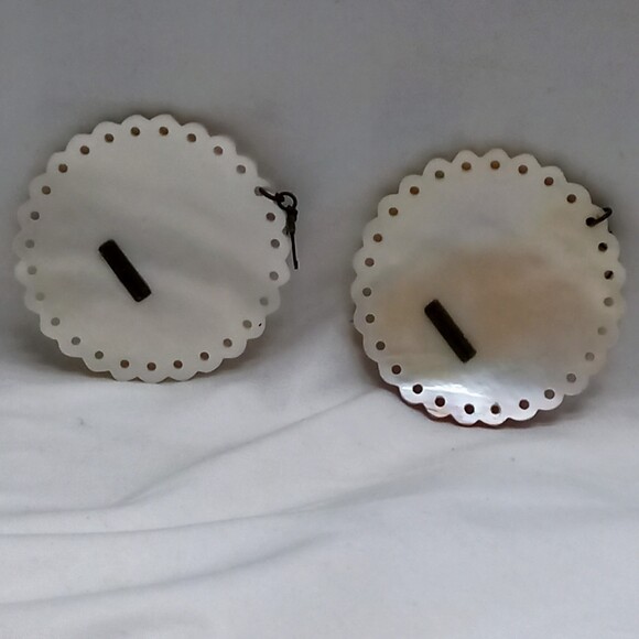 Betsey Johnson Earrings Kiss Lips Oversized Scalloped Edge Mother of Pearl Shell - Picture 4 of 11